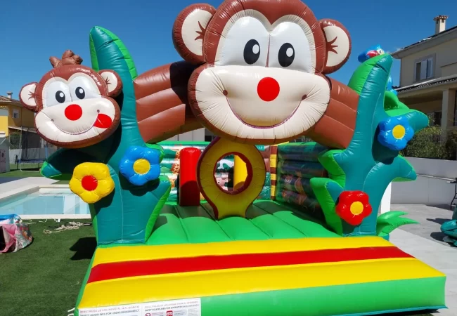 PEQUEJUNGLA alquiler de hinchables en Mallorca para fiestas