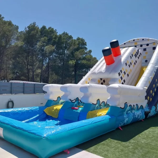 Alquiler de castillo hinchable TITANIC Acuático en Palma de Mallorca