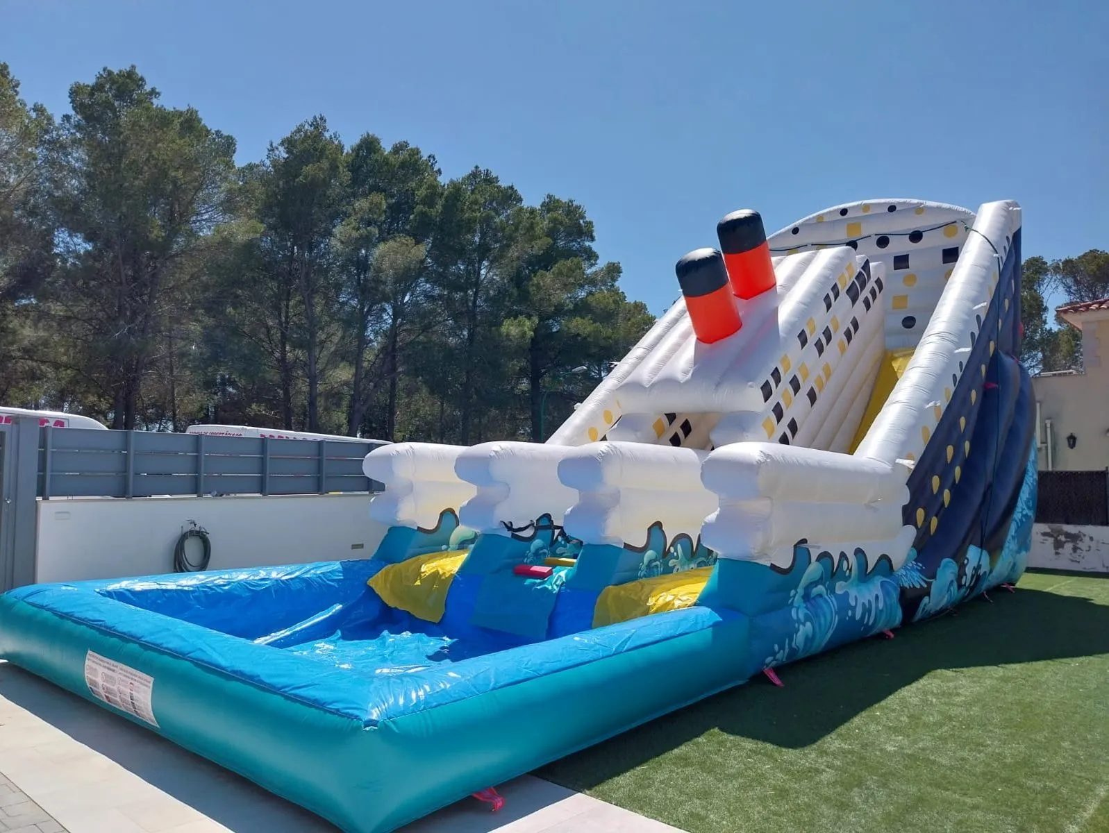 Alquiler de castillo hinchable TITANIC Acuático en Palma de Mallorca